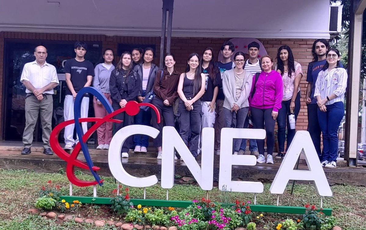 cnea_py's tweet image. 🔬 En el marco de sus 60 años, la CNEA recibió a estudiantes de Física Médica, Radiología e Imagenología y Ciencias con mención en Física de la FACEN-UNA.
Realizaron prácticas con detectores y visitaron los laboratorios de la CNEA
n9.cl/0cldyk
#CNEA60Años #CNEAAbierta