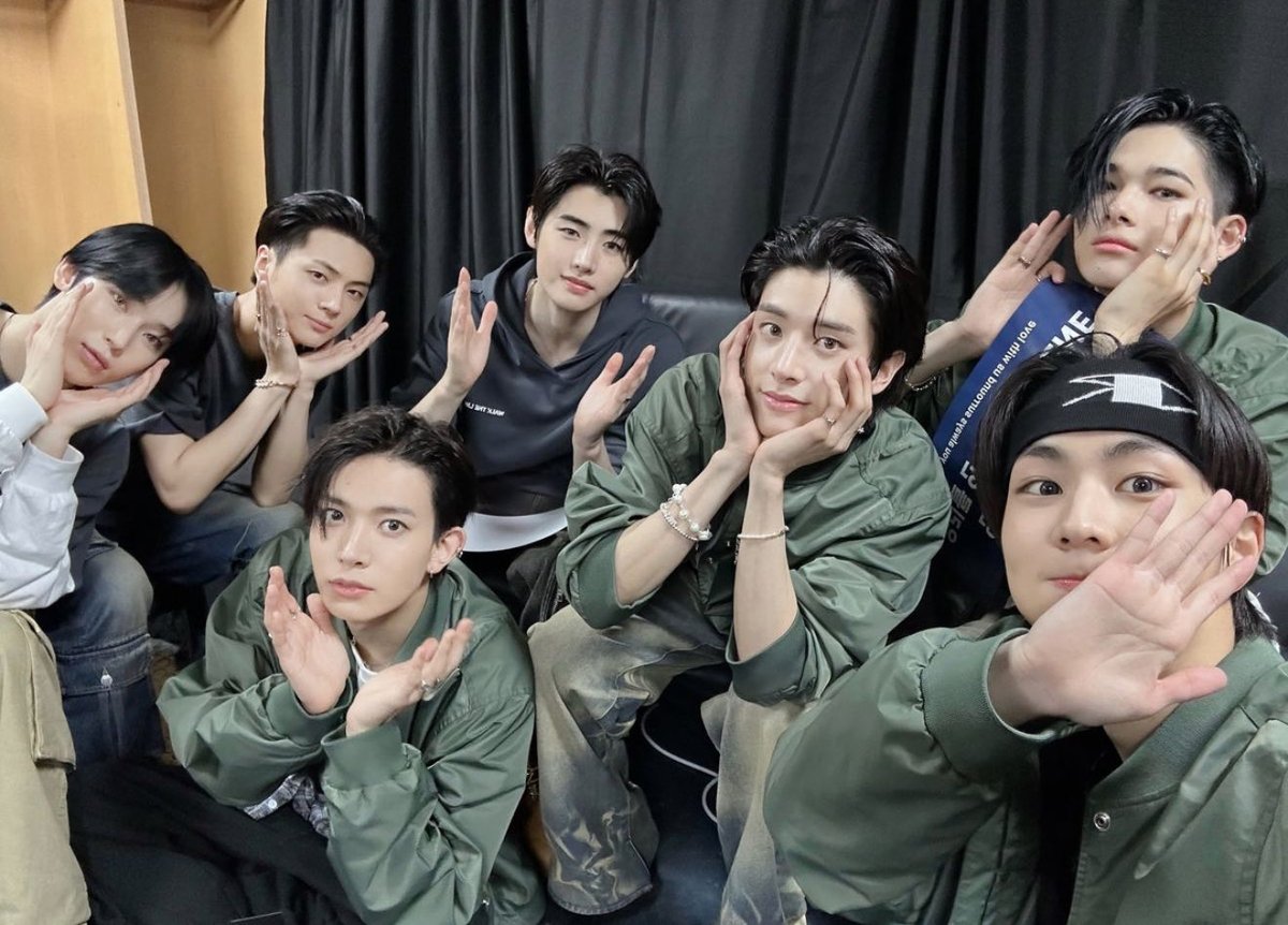 I vote for #enhypen on #2025MAMAVOTE