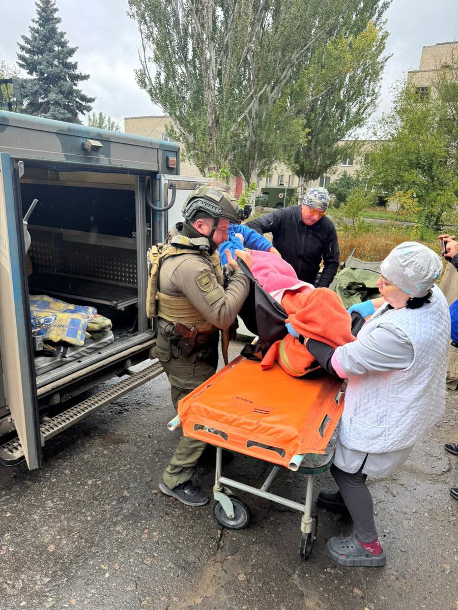 Поранена одна людина під час авіаудару по місту Костянтинівка на Донеччині. Внаслідок удару також пошкоджений фасад будинку, повідомив начальник МВА Сергій Горбунов.

Фото: Facebook/Сергій Горбунов