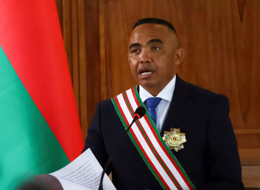 En 🇲🇬#Madagascar, le président Michael Randrianirina a nommé, le 20 octobre 2025, Herintsalama Rajaonarivelo au poste de Premier ministre. Ancien président de la banque #BNI et figure du secteur privé, il incarne le choix d’un gouvernement civil après le renversement d’Andry