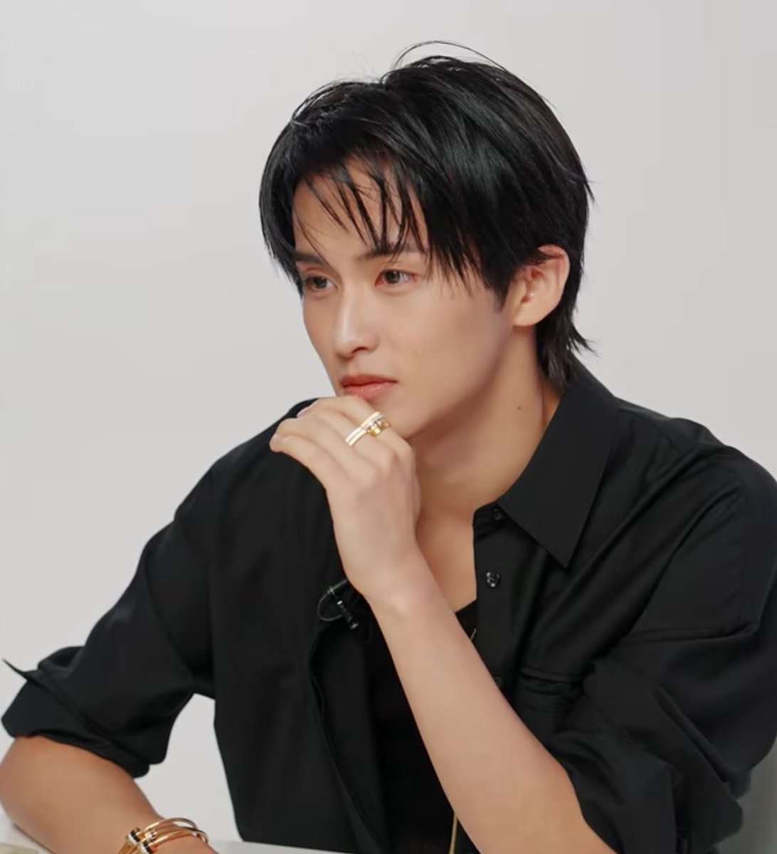 ใครเข้าใจ เชิ้ตดำ ผมคอมม่า เครื่องประดับสีทอง