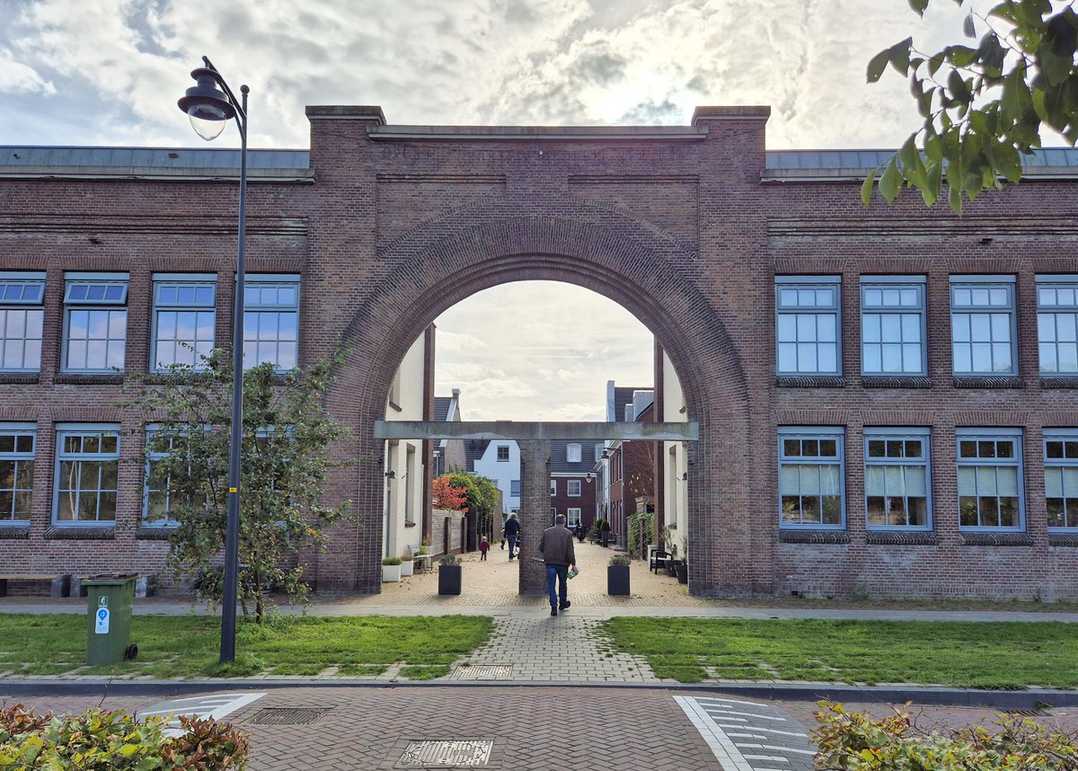 NandaSluijsmans's tweet image. Het #Enka-terrein in #Ede, een prachtig buurtje waar nieuw wonen en cultuurhistorie bijeen komen!

In de reeks: Bouwsteen voor de stad en het dorp van morgen.