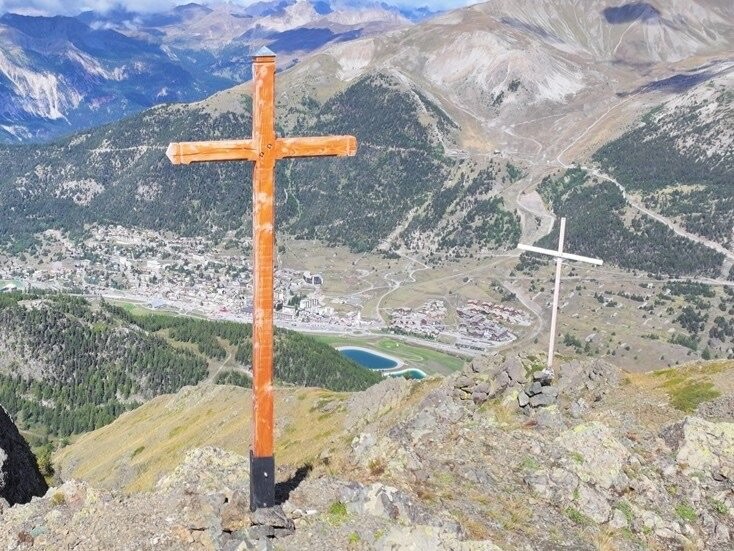 Une croix enlevée d’un sommet dans les Hautes-Alpes entraîne un flot de haine contre le maire.

Cette croix aurait-elle dû rester en place ?
A. Oui
B. Non