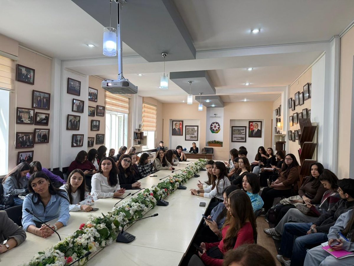 Siempre es grato conversar en español con las y los estudiantes 👩‍🎓👨‍🎓🧑‍🎓 de la Universidad de Lenguas de Azerbaiyán 📚. Hablar sobre México y sobre la relación bilateral 🇲🇽🇦🇿 nos lleva a identificar oportunidades para fortalecer la amistad entre ambos países. Nos da mucho gusto …
