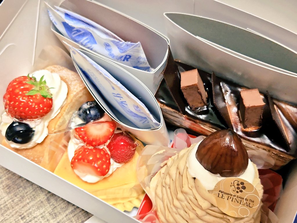 ai_rin_ff14's tweet photo. 誕生日なのでケーキ2個食べますΨ( 'ч' ☆)🍰💕 https://t.co/4tr677x2ZR