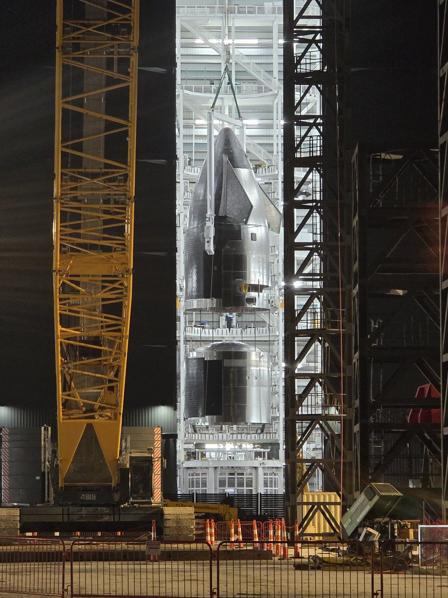 Le Ship 39 est dans les airs pour le début de son assemblage au sein du MegaBay 2.

Il s'agit du premier Ship V3.

📸 <a href="/HardcoreElectr1/">Travis Sorensen</a>