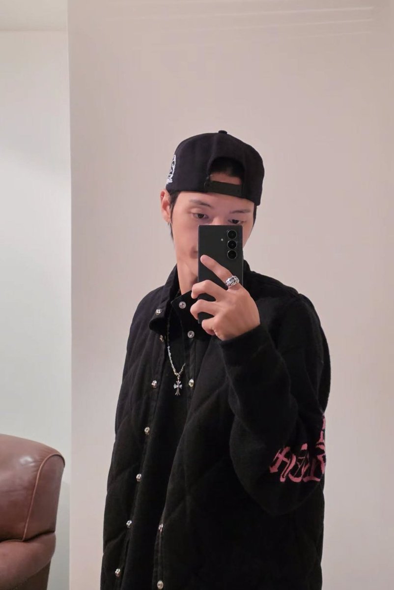 mun97's tweet photo. 아 이뻐🖤🖤 https://t.co/zkbyTDQnZL