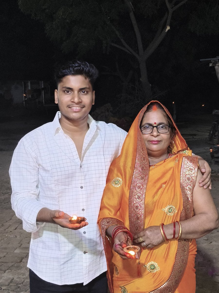 saurabh4u_'s tweet image. शुभ दीपावली 🪔✨
खुशियाँ और रौशनी हमेशा आपके साथ रहें।

#HappyDiwali #ShubhDeepawali #FestivalOfLights #DiwaliVibes #Diwali2025
#Lorpur
#saurabh4u