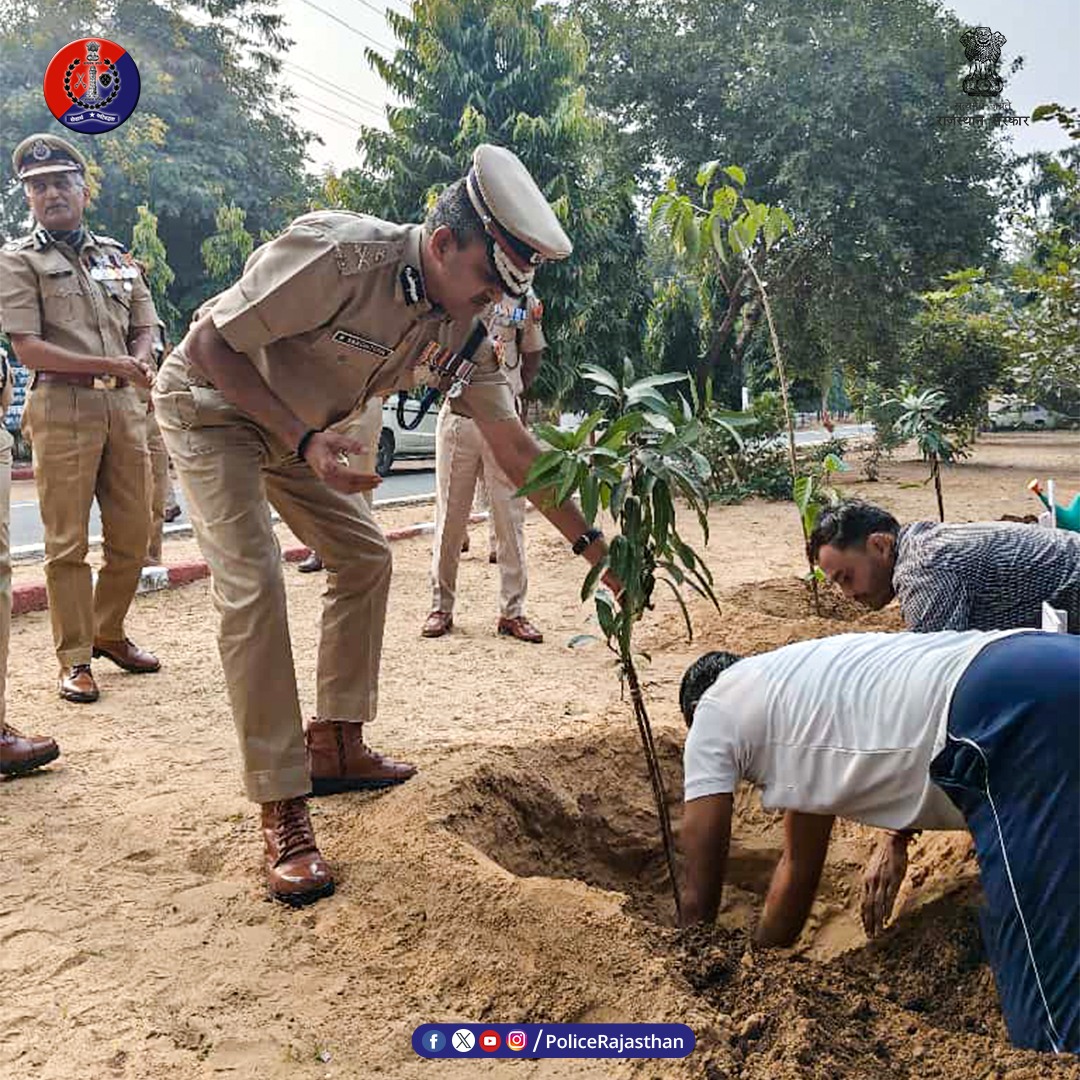 शौर्य, त्याग और बलिदान को नमन।
आरपीए जयपुर में पुलिस शहीद दिवस पर डीजीपी श्री राजीव कुमार शर्मा व पूर्व डीजीपी श्री ओ.पी. गहलोत्रा सहित पुलिस अधिकारियों ने शहीद जवानों को श्रद्धासुमन अर्पित किए। व पौधारोपण कर शहीदों के आदर्शों को किया साकार।
मातृभूमि के वीरों को राजस्थान पुलिस का