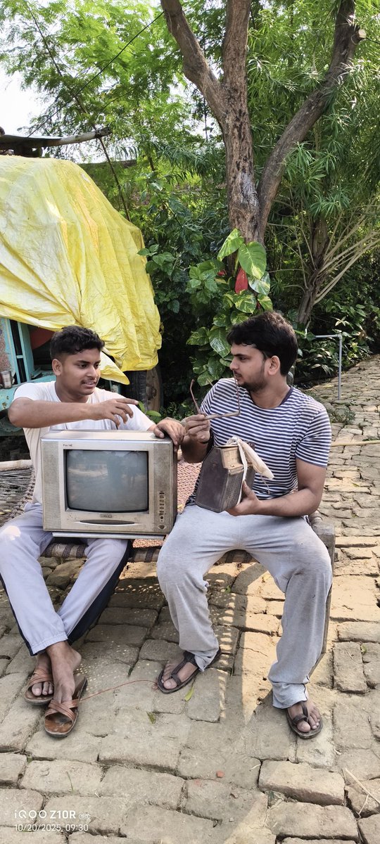 saurabh4u_'s tweet image. 🎞️ टीवी की आवाज़, रेडियो के सुर, और चश्मे की झलक —
हर चीज़ ने बचपन की वो आवारा यादें जगा दीं 🌙
#oldmemories
#saurabh4u