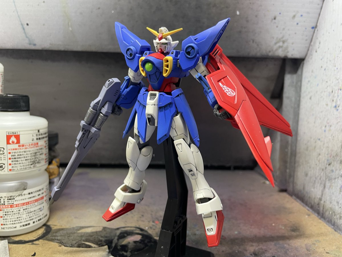こういうお遊びが出来るのも、EGウイングガンダムの価格の安さと入手のしやすさ故よのぉ。
僕はこの機体を
「ネオ・セーシェル」の「バードガンダム」と呼びます。