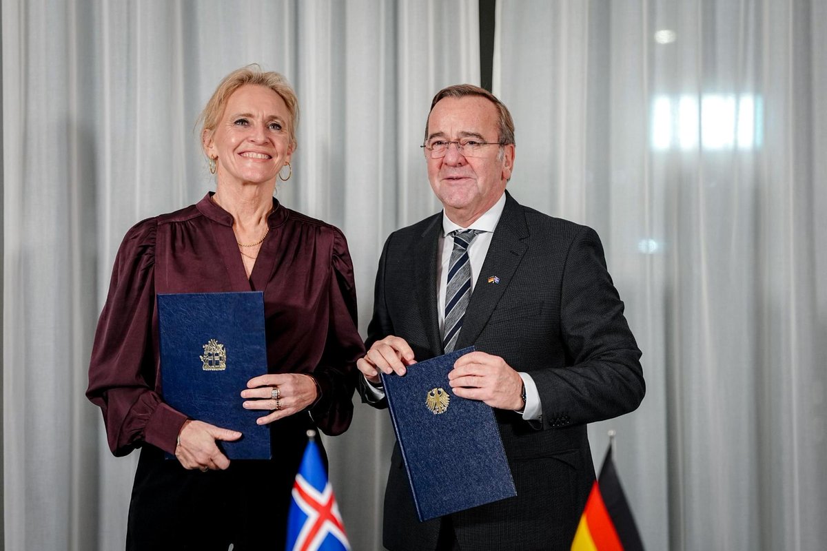 "We are ready to assume greater responsibility for stability and security in the High North." During his first official visit to Iceland, 🇩🇪Defence Minister Pistorius, together with 🇮🇸 Foreign Minister Gunnarsdóttir, signed a letter of intent on closer military cooperation. 1/3