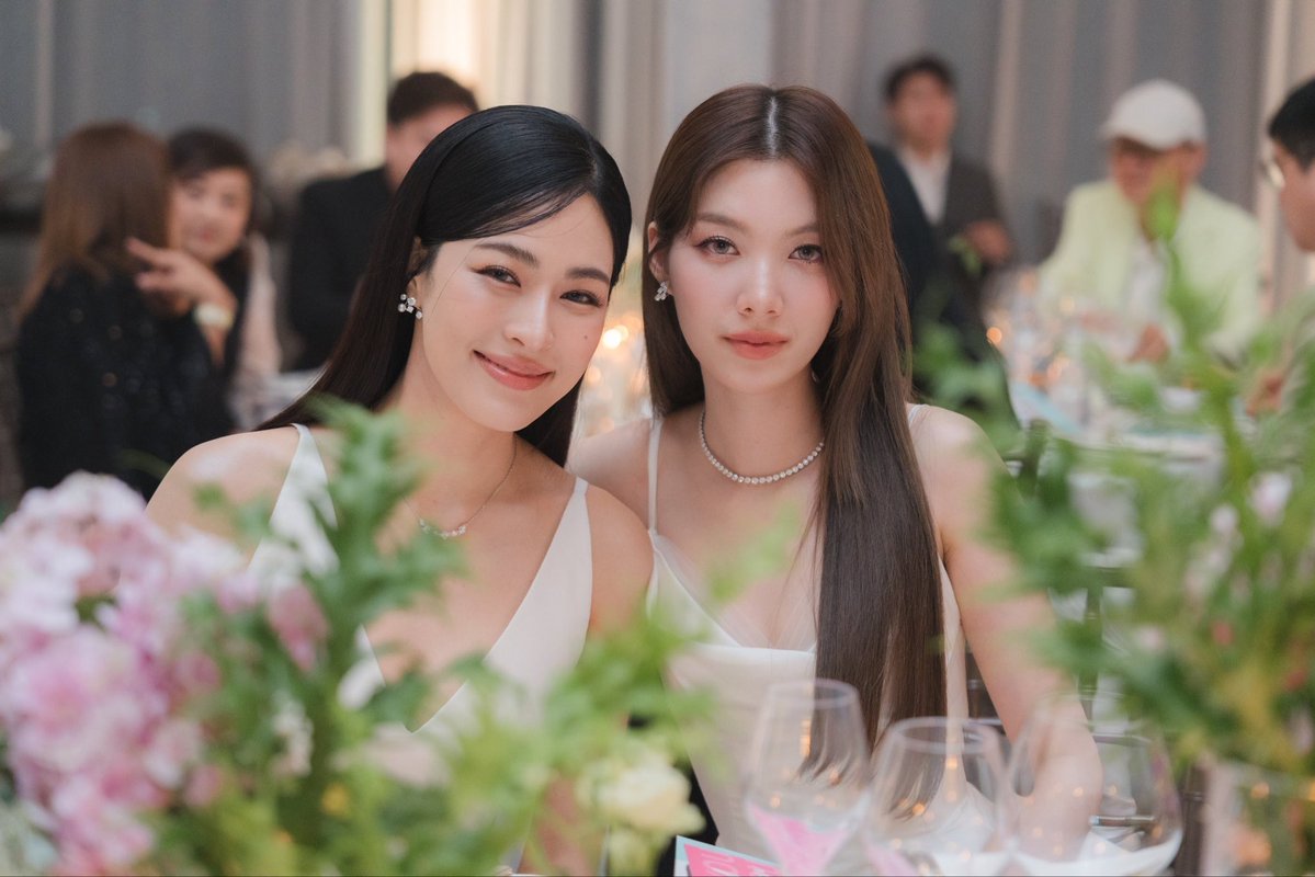 ทำไมพี่หลิงดูมีออร่าคนเกียมัวขนาดนั้นอ่ะ 55555