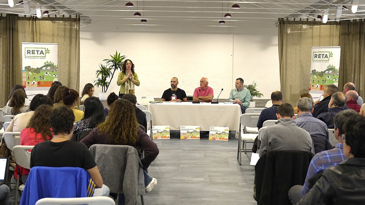 🌱 Arizalak hartu zituen #RETA-ren III. Jardunaldiak, @AsociacionZunbeltz-ek antolatuak eta @GobNa-renlaguntzarekin.

80 pertsona baino gehiagok eztabaidatu zuten nekazaritzako espazio testez eta belaunaldi-erreleboaz. 🌾

ℹ️ Gehiago #Entreto2 Tierra Estella-n, urriaren 31n.