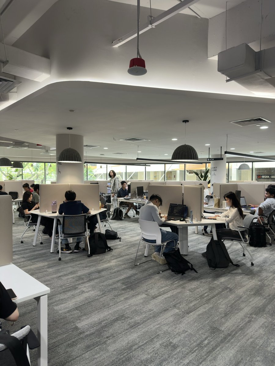 Monashのリニューアルされた図書館の2階がめちゃくちゃよくなってた！
ディスプレイも一枚ずつ各デスクにあって最高！