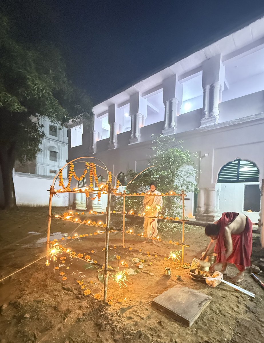 An ancient Odia ritual observed by the royal family on Diwali, where ancestors are paid obeisance and lights illuminate their path back to the ancestral realm, with a prayer, which translates to :

“Oh Honourable ancestors, come in darkness and go back along the lighted path”