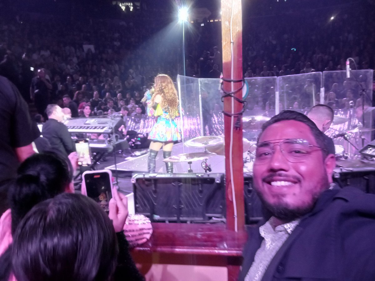 rizrop's tweet photo. Cosas chidas del finde. Ver a la @GloriaTrevi de cerquita. https://t.co/ysSKuHA8OW