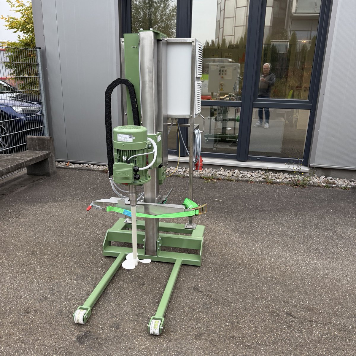 ibwruehrer's tweet photo. Das ibW Rührwerkssystem mit Fahrstativ SHF-150 und Palettenfuß überzeugt durch einfache Handhabung dank Schnellwechselkupplung WK, langlebige PP-ummantelte Welle und ein PVDF-Rührorgan für maximale Chemikalienresistenz. 
Weitere Informationen: info@ibw-ruehrer.de; 07051 / 930100 https://t.co/pjrRo6KJdn
