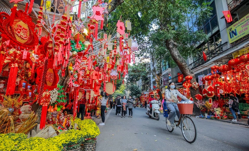 izitourvn's tweet photo. Tet 2026 is coming later than usual, in mid-February! Learn why the Vietnamese Lunar New Year is their biggest holiday. Find out the zodiac, traditions, lucky foods, taboos, and the best places to travel for a prosperous start!
https://t.co/tnt0MGDDcD #vietnam #tet #lunarnewyear https://t.co/aJ67tJwNwp