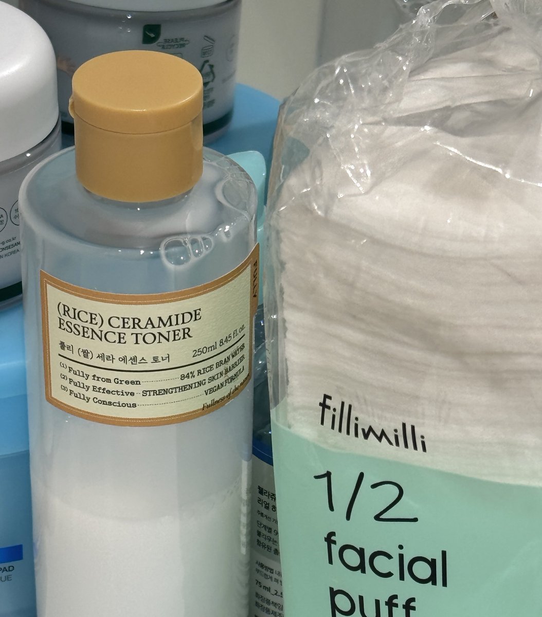 레이 소녀 손민수 후기 ₊˚.ᐟ

물 같은 제형은 아니고 살짝 점도있는 느낌 ..
엄청 얇은 화장솜에 먹이고 얹어두면 겉도는 거 없고
건조+추운 날에도 베이스 넘 잘먹음..🥹
너무 순해서 막 쓰다보니 한통 거의 다비웟슨