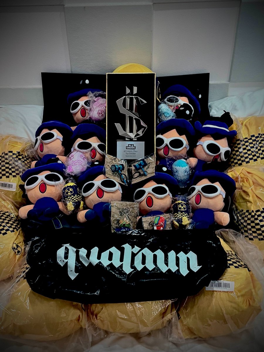 CruisezyPlayz's tweet image. 🏆MY PLS DONATE TROPHY HAS OFFICIALLY ARRIVED🏆
I did a little photoshoot with most of my merchandises from @quataun/@Makeship & with my 2 dogs (Coco & Lexi)🐶
I would also like to sincerely thank & give shoutouts to the following people who helped me throughout my journey…