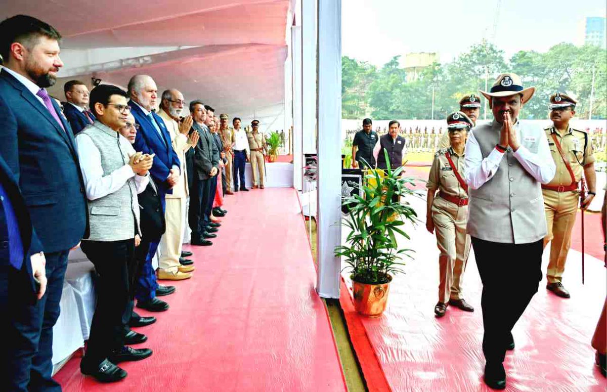मुख्यमंत्री देवेंद्र फडणवीस यांनी गेल्या वर्षभरात संपूर्ण देशात #शहीद झालेल्या पोलीस हुतात्म्यांना नायगाव पोलीस मुख्यालय येथील पोलीस स्मृतिस्तंभावर पुष्पचक्र वाहून श्रद्धांजली अर्पण केली. 

यावेळी  मुंबई उपनगरचे सहपालकमंत्री मंगल प्रभात लोढा, पोलिस महासंचालक रश्मी शुक्ला,