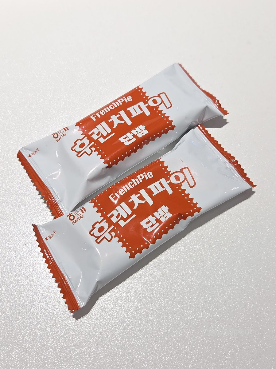 말차가 쏟아지는 지금 나는 얘가 좀 붐업됐으면 좋겟슨.. 후렌치파이 밤맛 진짜 맛있는데
이번달까지 한정판매라고 해서 슬퍼짐
밤맛도 많이 나고 커피 차 우유 여기저기에 다 잘 어울려서 단종 안됐으면 좋겠어.. 다음 가을에도 또 출시해주면 좋겠어..
개인적으로 후렌치파이 중에 얘가 제일 맛있음