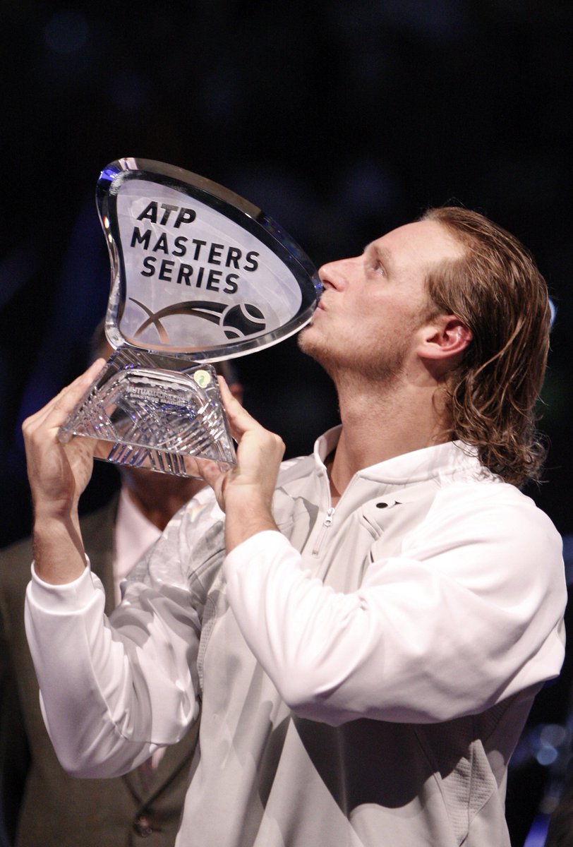 Un 21 de octubre, pero de 2007, David Nalbandian 🇦🇷 se consagraba campeón del Masters de Madrid con un recorrido inigualable. Victorias vs. Berdych-Del Potro-Nadal-Djokovic y un 1-6, 6-3 y 6-3 a un tal Roger Federer. Sí, todo eso. CRACK.