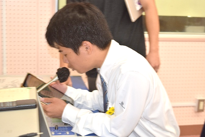 higashotw's tweet photo. 10月21日（火）の朝礼時、次期生徒会役員に立候補した生徒が、校内放送を通じて全校生徒に向けた挨拶を行いました。
立候補した生徒たちは、明日の10月22日に行われる生徒会役員選挙に向けて、自分の思いや目標をしっかりと伝え、自分への投票を力強く訴えていました。
https://t.co/fjMRgSDRWZ https://t.co/SEZF4uR7A1