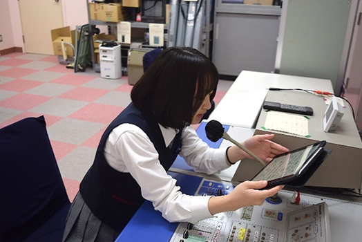 higashotw's tweet photo. 10月21日（火）の朝礼時、次期生徒会役員に立候補した生徒が、校内放送を通じて全校生徒に向けた挨拶を行いました。
立候補した生徒たちは、明日の10月22日に行われる生徒会役員選挙に向けて、自分の思いや目標をしっかりと伝え、自分への投票を力強く訴えていました。
https://t.co/fjMRgSDRWZ https://t.co/SEZF4uR7A1