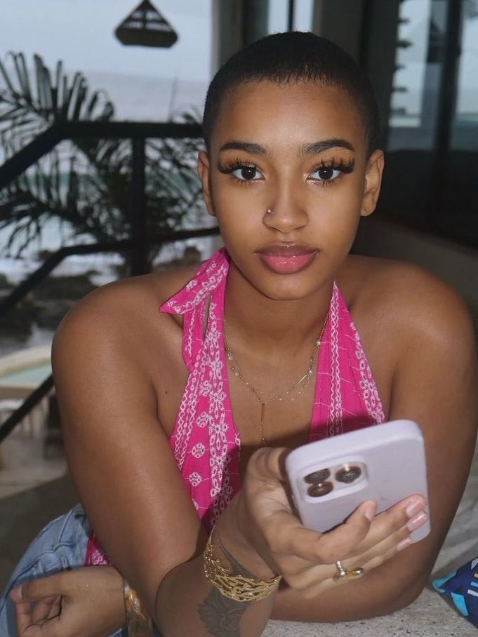 wtffolly_'s tweet image. What can make her look unattractive to you once you find out??