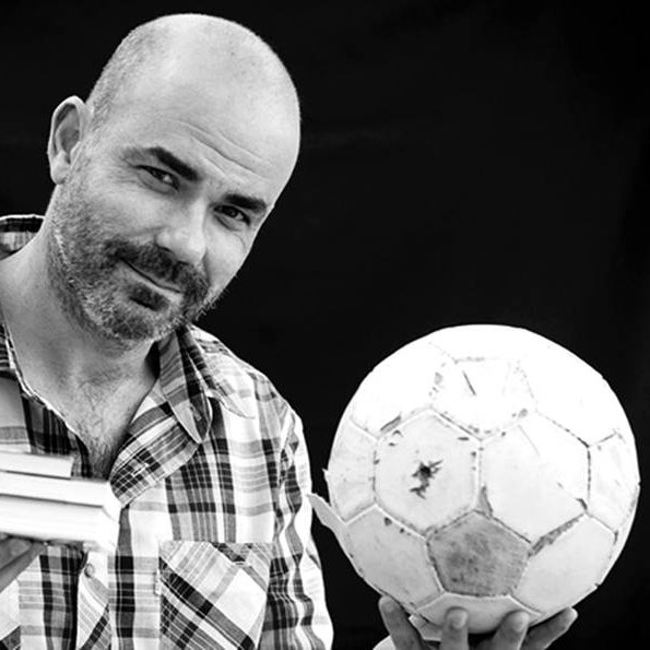VSportsTM's tweet photo. "Hay quienes sostienen que el fútbol no tiene nada que ver con la vida del hombre... con sus cosas más esenciales. Desconozco cuánto sabe esa gente de la vida, pero de algo estoy seguro: no saben nada de fútbol". 

✍️Eduardo Sacheri. https://t.co/Jf4Bp0OpgI