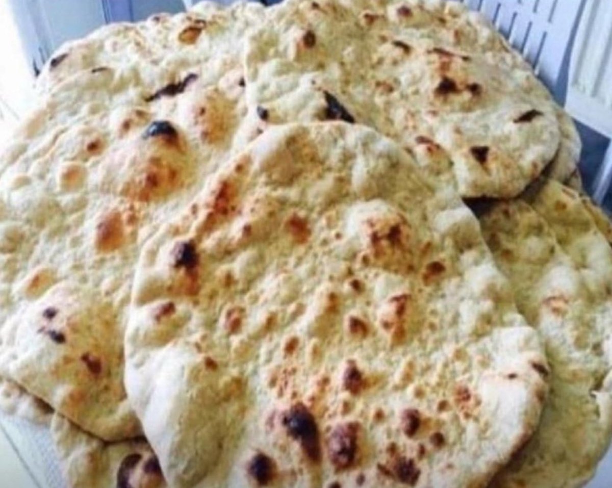 مصادر طبية واخصائيين يؤكدون بأن اسوأ خبز مُضر بالصحة هو الخبز الإيراني ودخوله منازلكم خطأ كبير .....
الحمد لله إحنا في عمرنا مادخلنا الخبز الإيراني بيتنا دايماً ناكله في السيارة قبل مانوصل البيت 😂