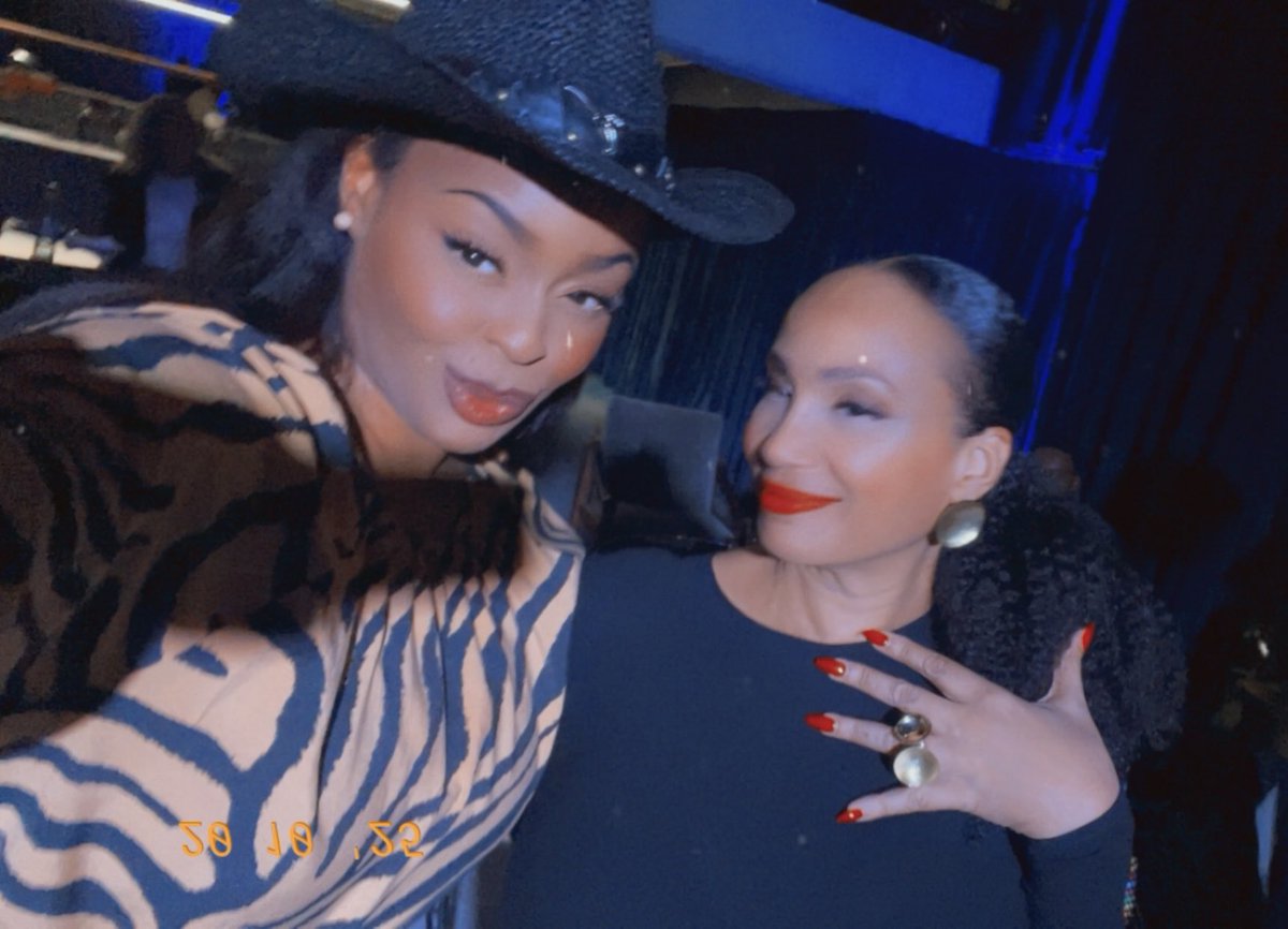 PortiaMonique_'s tweet image. Always an honor to share space with the legendary Monique Bingham 💫
What a night! #SoulfulHouse #WomenInMusic 💛