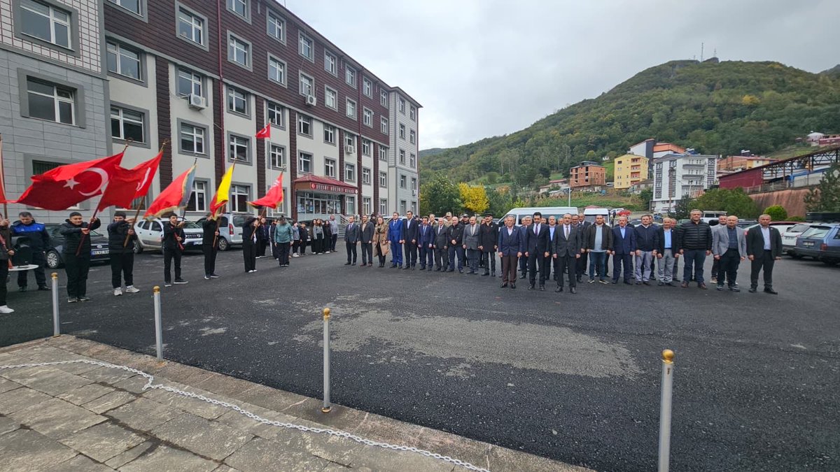 İlçe kaymakamımız Yunus Polat Bey ile kıymetli mahalle muhtarlarımızın Muhtarlar Günü’nü kutladık.

Rabbim birlik ve beraberlik içerisinde ortak noktamız olan ilçemize en güzel hizmetleri kazandırmaya bizleri muvaffak kılsın.