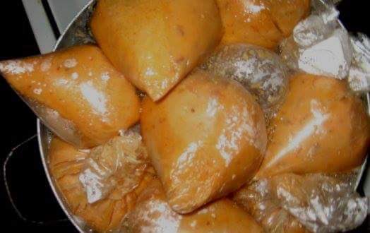 whitenigerian's tweet image. My wife wants everyone to know that boiling Moi Moi in nylon bags is VERY DANGEROUS! 🚫🔥 Please stop using nylon as it can release harmful chemicals into your food. Instead, use leaves (like the traditional Ewe Moi Moi) which are natural and much safer. Please RT!