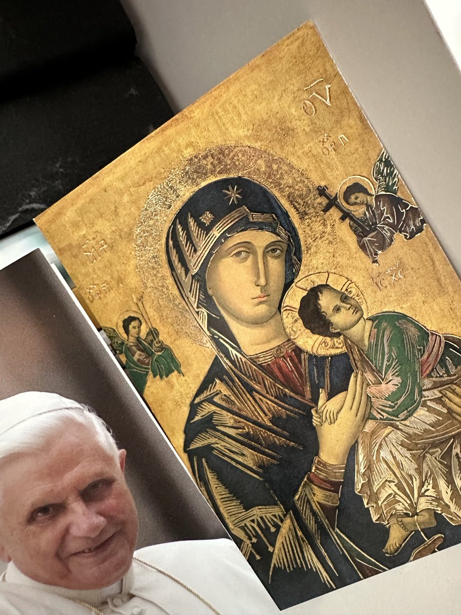 Auch wenn es Protestanten nicht gerne hören wollen:
Die selige Jungfrau Maria ist und bleibt unsere stärkste Fürsprecherin beim Herrn. Tragen wir unsere Bitten nicht nur dreimal zum dreifaltigen Gott vor, sondern auch zu Maria hin, mit dem demütigen Wunsch, diese dem Herrn Jesus