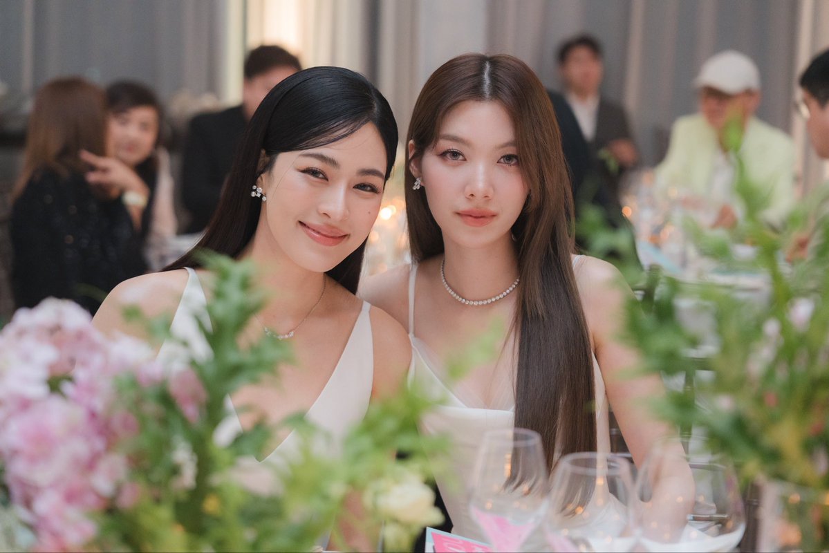 ฟีลรูปนี้แบบ 

: รูปที่เมียหลวงไปออกงานกับผัวแล้วเมียน้อยเห็นผ่านหนังสือพิมพ์แล้วกรี๊ดๆแล้วฉีกทิ้งเพราะโดนยิ้มเยาะเย้ยว่าตัวเองเป็นได้แค่ตัวสำรองที่ผัวต้องแอบมาหาที่เรือนหลังเล็กแค่อาทิตย์ล่ะครั้ง ส่วนยัยนั่นได้นั่งชูคอเป็นคุณหญิงออกงานสังคมคู่กับท่านประธาน