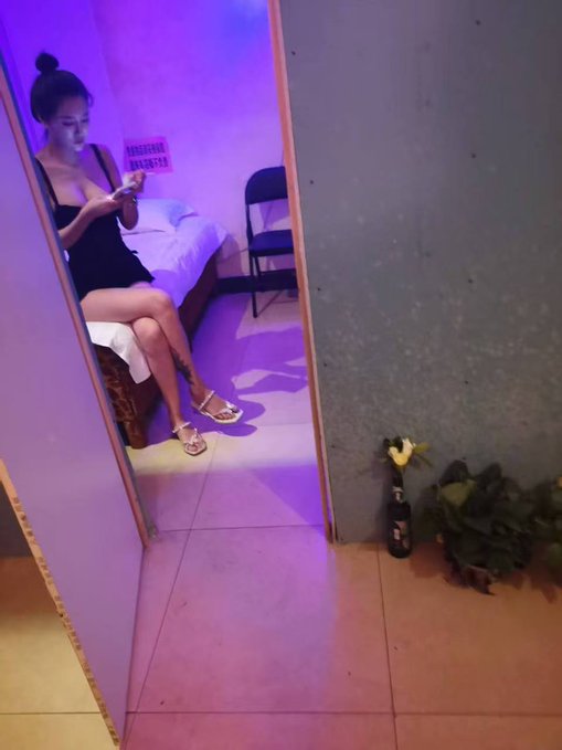 #青岛 #站街 #扫街
埕口路头泰道，门口写着养发生发，按摩之类的，进去之后就是按摩，按摩+快餐，消费300