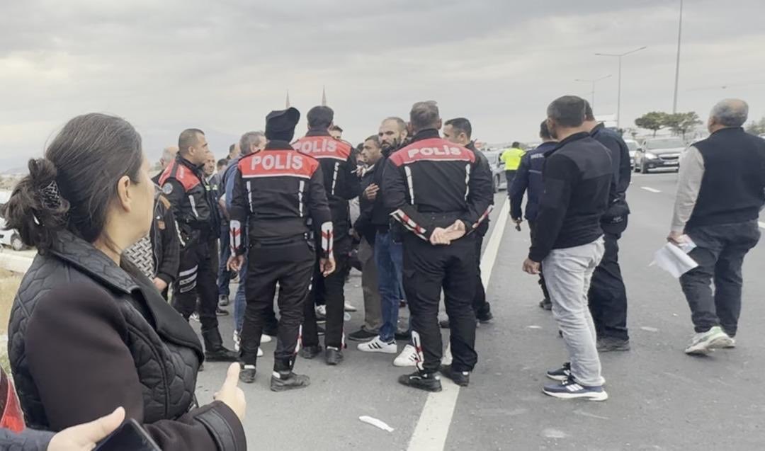 Kırşehir'de intihar eden polis memuru Ahmet Derin'in cenazesi Aksaray'a götürüldü. Defin işleminden sonra cenaze sahipleri 15 araçla şehir merkezine doğru yola çıktı. Bu sırada kimlikleri belirlenemeyen ve 4 araçla gelen saldırganlar hem konvoya hem de polis memurunun yakınlarına