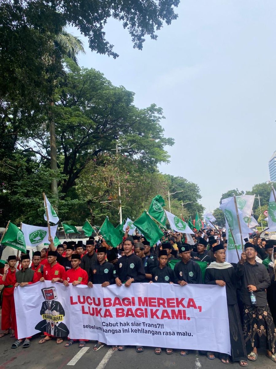 “Lucu bagi mereka, luka bagi kami.”
Santri dan masyarakat turun ke jalan menuntut keadilan atas tayangan yang dianggap menyinggung nilai moral dan keagamaan.

 #CabutHakSiarTrans7