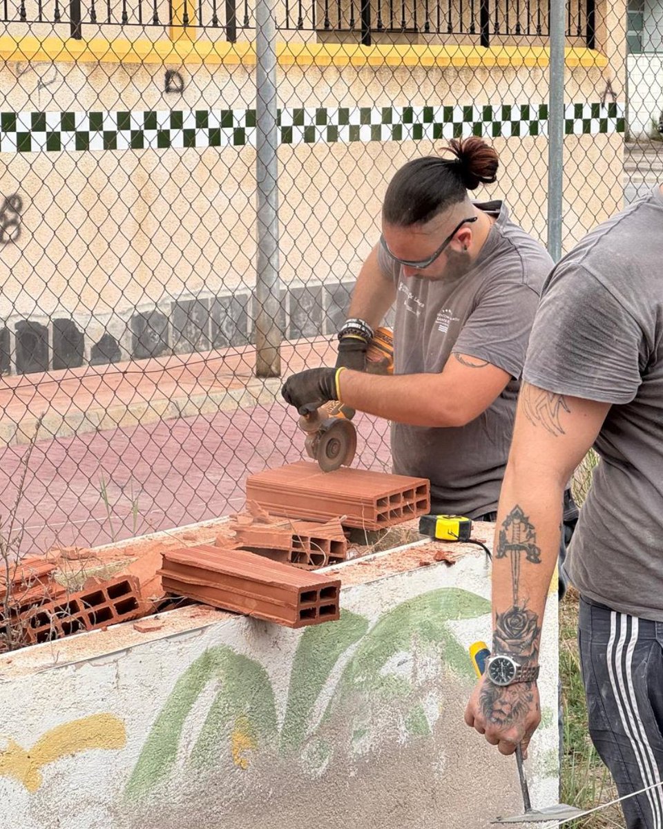 L'alumnat de Construcció de l'Escola Taller Vila de Santa Pola I, avança en la seua formació iniciant el segon certificat de professionalitat en Fàbriques de Construcció.
🏗️ Actualment, es troben en la fase de pràctiques formatives i aprenentatge professional, aplicant els