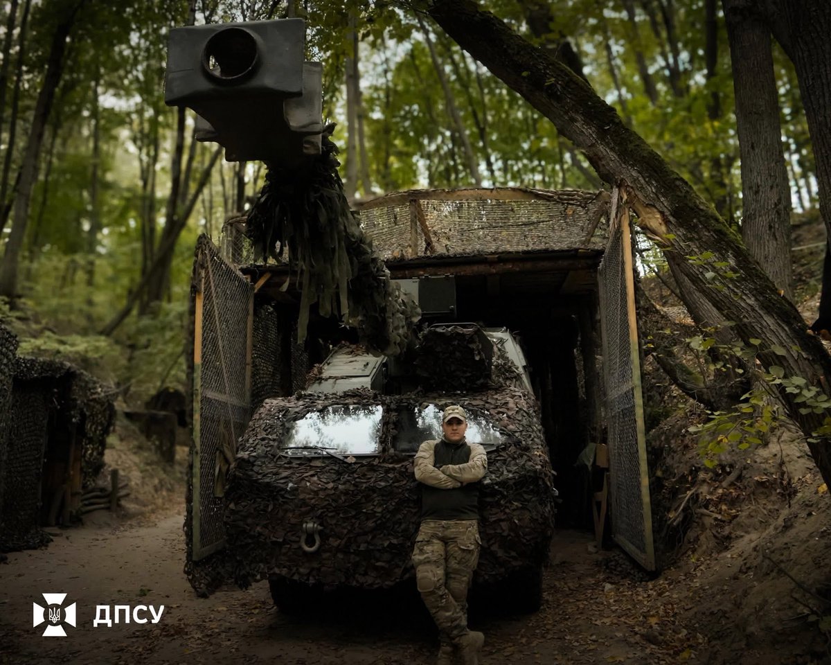 praisethesteph's tweet image. #Ukraine/#Russia 🇺🇦🇷🇺:
🇨🇿#Czech-made 155mm/L45 wheeled self-propelled howitzer DITA, made by @excaliburarmycz, in the service of the State Border Guard of 🇺🇦#Ukraine.
Note that the howitzer is not only completely covered with camouflage nets, but there is also a shelter behind…
