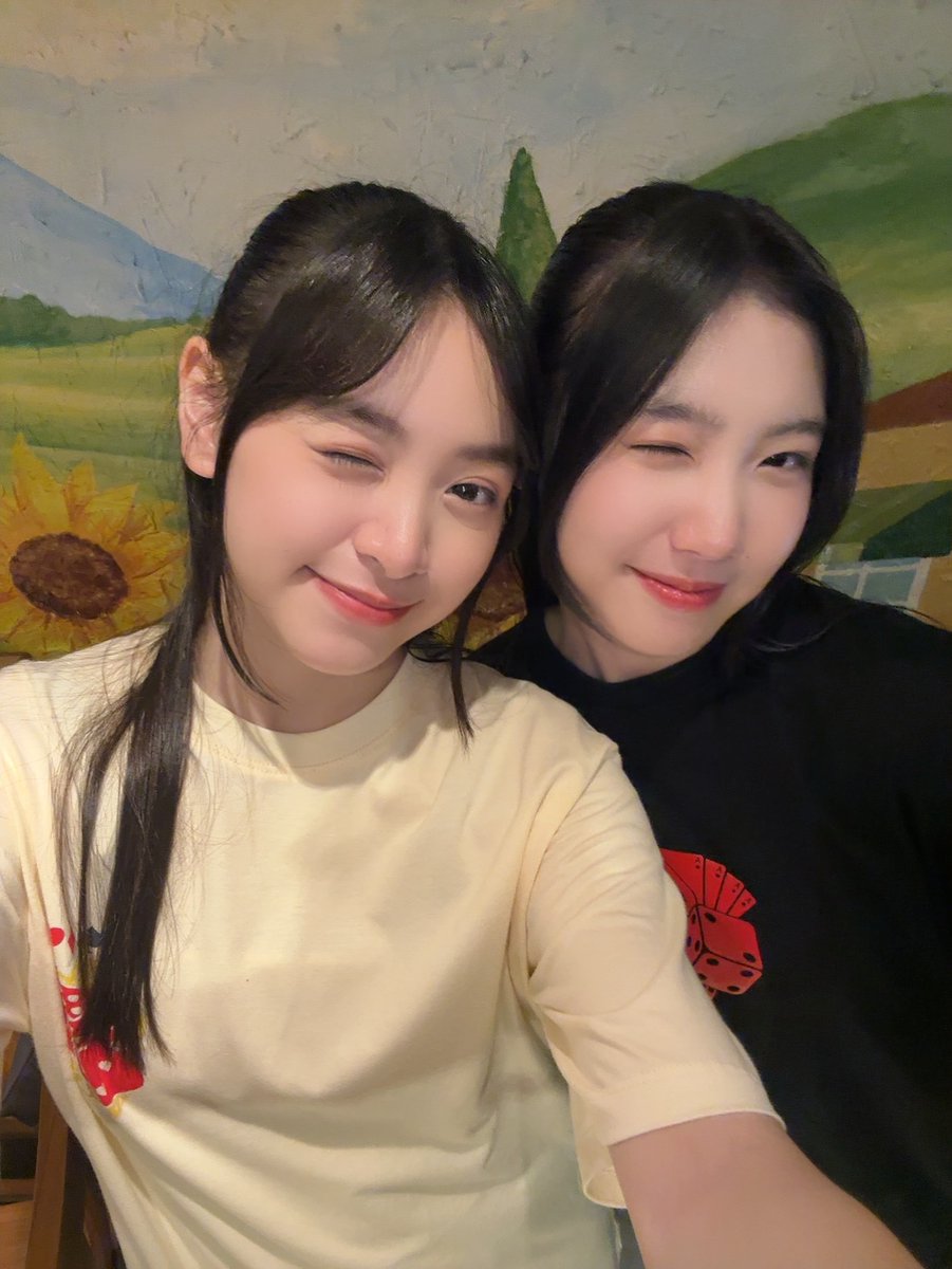 Lily_JKT48's tweet image. Samaa @A_VirgiJKT48 , ka @A_ChristyJKT48 ka @A_MutheJKT48 and @JE_JemimaJKT48 ❤️❤️❤️ terimakasihh banyaak ^^ 🙆🏻♀️🙆🏻♀️