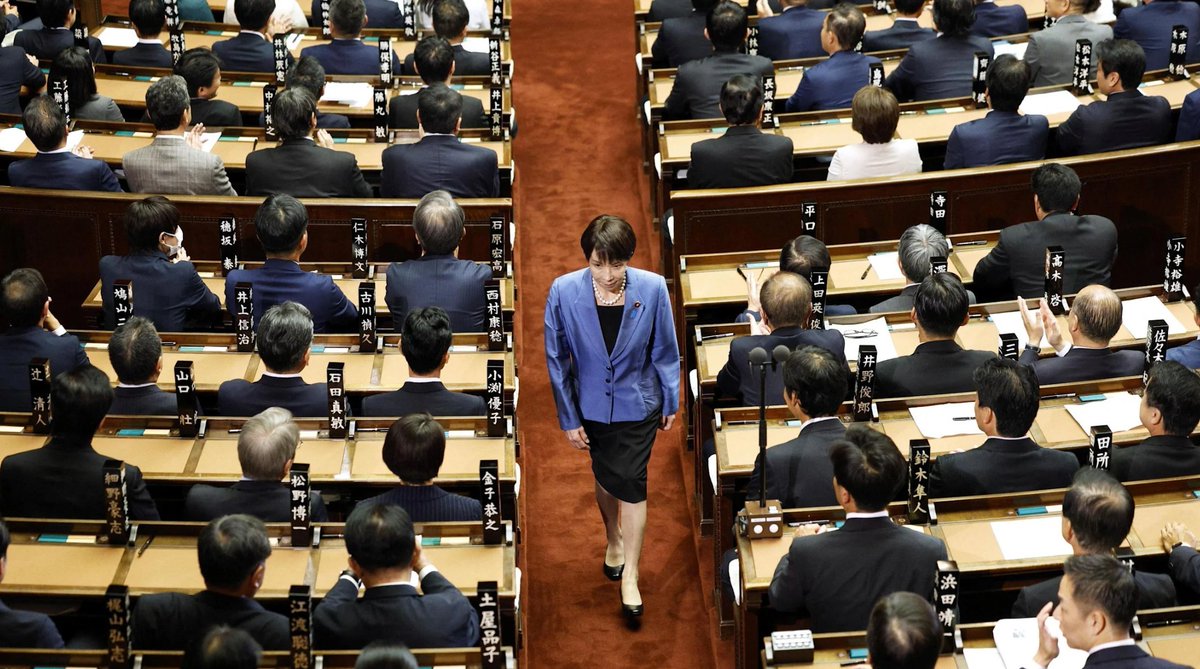 BBCが撮影した男性議員の中を歩く高市早苗総理の写真、時代が動いた瞬間をこれ以上ない絵でとらえてて凄い。