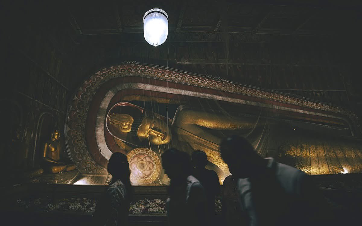 S_MorningLight's tweet photo. EVENING AT THE TEMPLE
It was 25 years since Iβd been to the Kelaniya Temple & Iβd forgotten how spectacular it is, particularly its patimaghara, with its silk-shrouded reclining Buddha & fabulous murals by Solias Mendis. Sri Lanka, Sep 2025. More@ https://t.co/xkKlbkoLM9 https://t.co/gl48wXLN9A