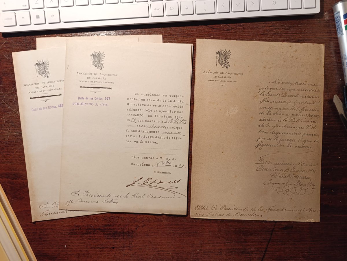 Hi ha documents que sorprenen, sobretot si és #biblioteca #PATRIMONIAL
Fent inventari de revistes, dins de l'Anuario de la Asociación de Arquitectos de Cataluña, hem anat trobant petits tresors com la carta enviada des de la institució al bibliotecari de <a href="/BonesLletres/">AcadèmiaBonesLletres</a> (1900-1925)