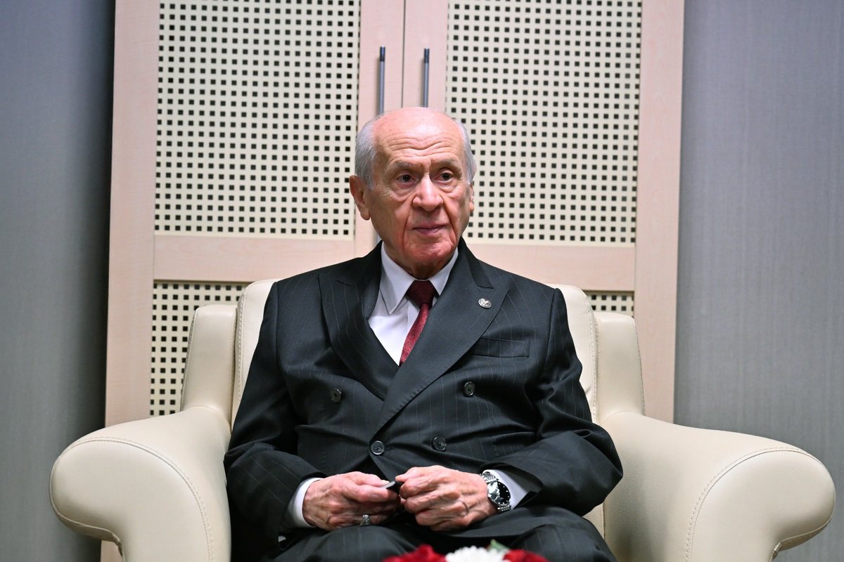 Milliyetçi Hareket Partisinin özü doğru ve doğal, sözü dobra ve donanımlıdır.

Fazilet ve fikriyatımızın refakatiyle, inanç ve ilkelerimizin referansı ile ülkü ve ahlaki hedeflerimizin rehberliğiyle dava ve siyaset mücadelemizi sürdürmenin amacından başka gündemimiz yoktur.