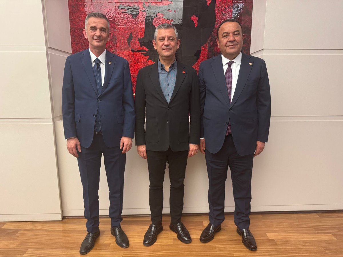 "Partiyi sağcılardan temizleyeceğiz" diyerek geldi Genel Başkanlığa. 
Solundaki, "Erdoğan'a oy verdim" dedi. Rozetini kendi elleriyle taktı.
Sağındaki, "TR, 5'den büyüktür" diyerek masayı itibarsızlaştırdı.
Ne kadar sağcı varsa doluşturdu partiye.