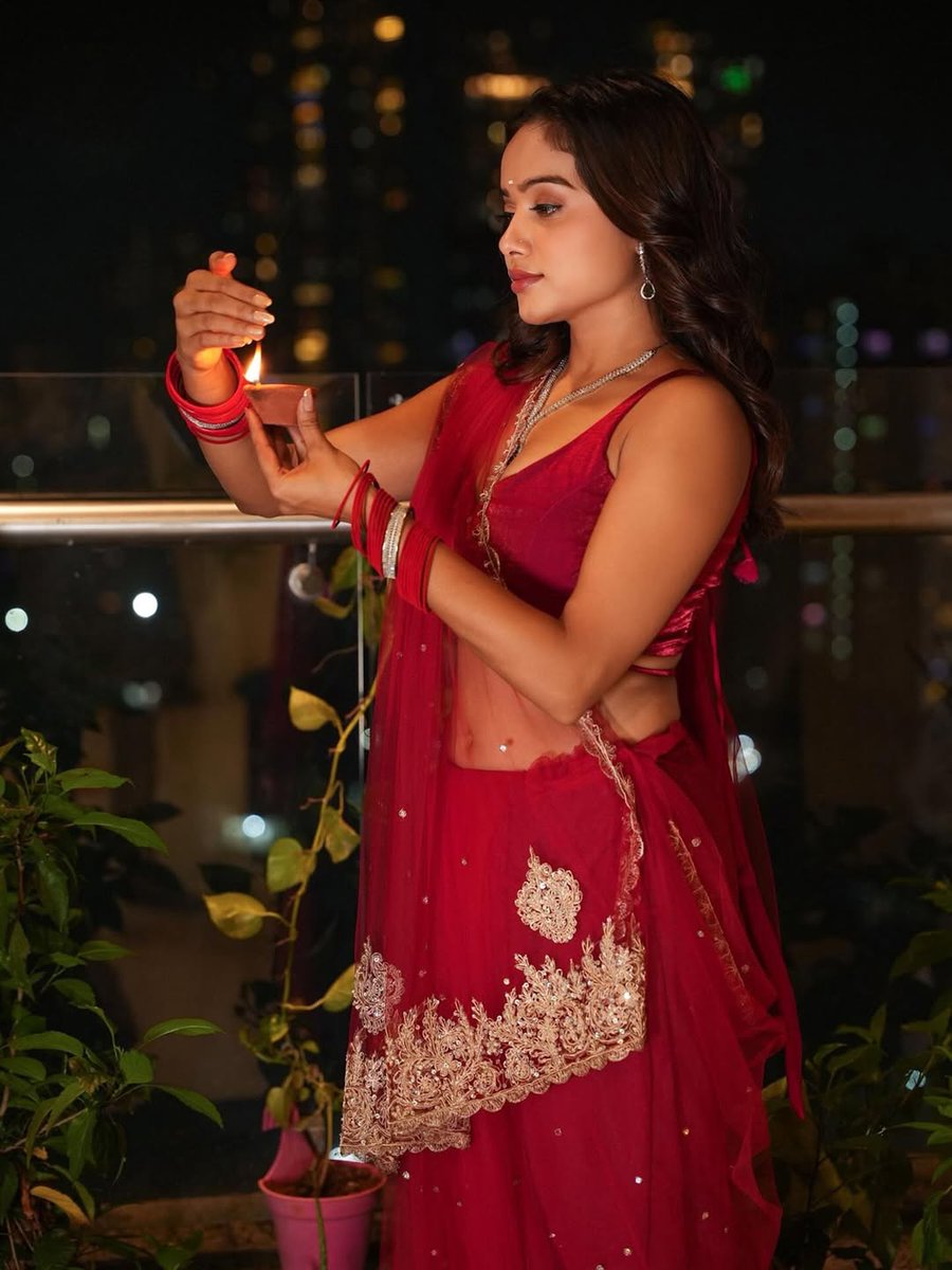 easy135799's tweet photo. Mani new ig post 💞,simply stunning in red 😍🌸 #manisharani #ManishaSquad https://t.co/t66YQbFMfn